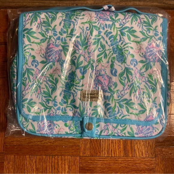 NWT Lilly Pulitzer Hanging Toiletry Bag Color: Resort White Just A Pinch - Picture 8 of 15